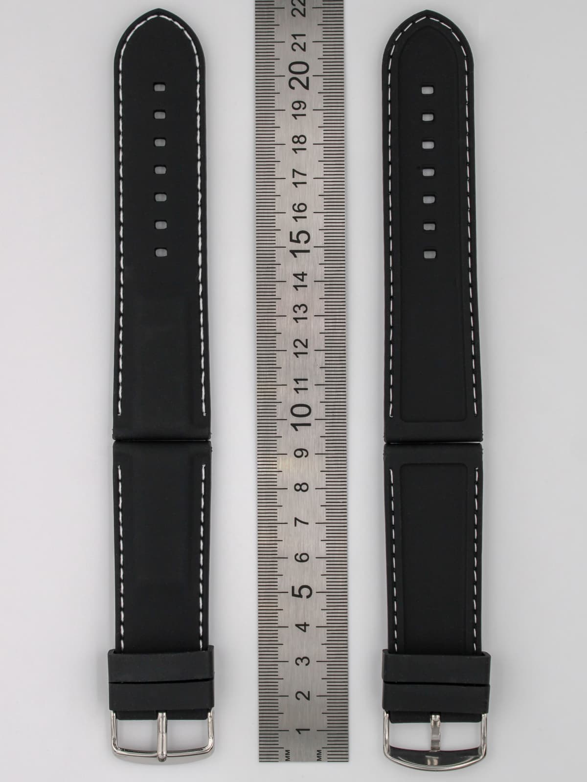 Ремешок для наручных часов силиконовый чёрный с белой строчкой 28 мм