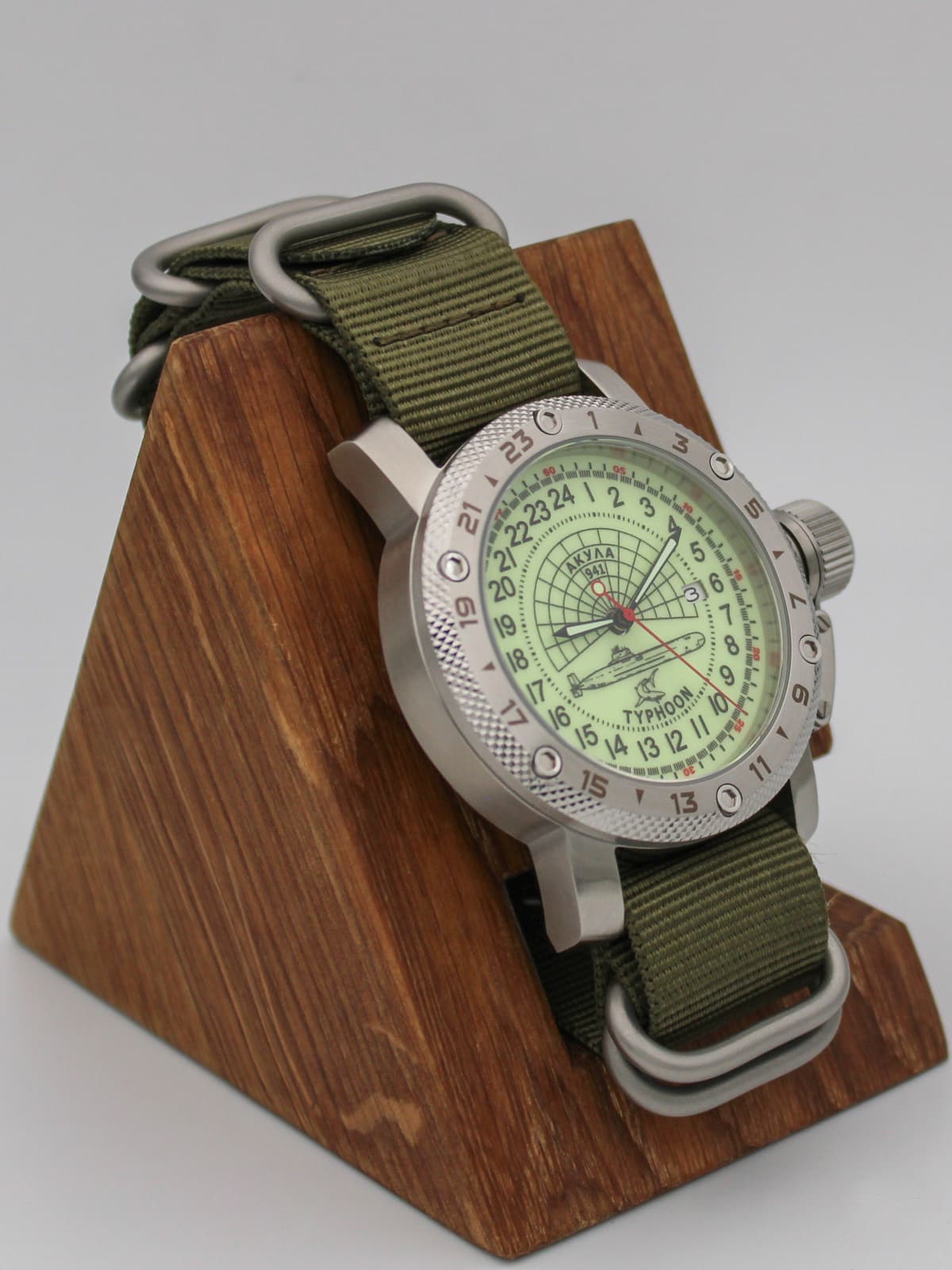 Часы 941 / Акула (Typhoon) кварцевые (Ronda 515.24H) Q47.147.21