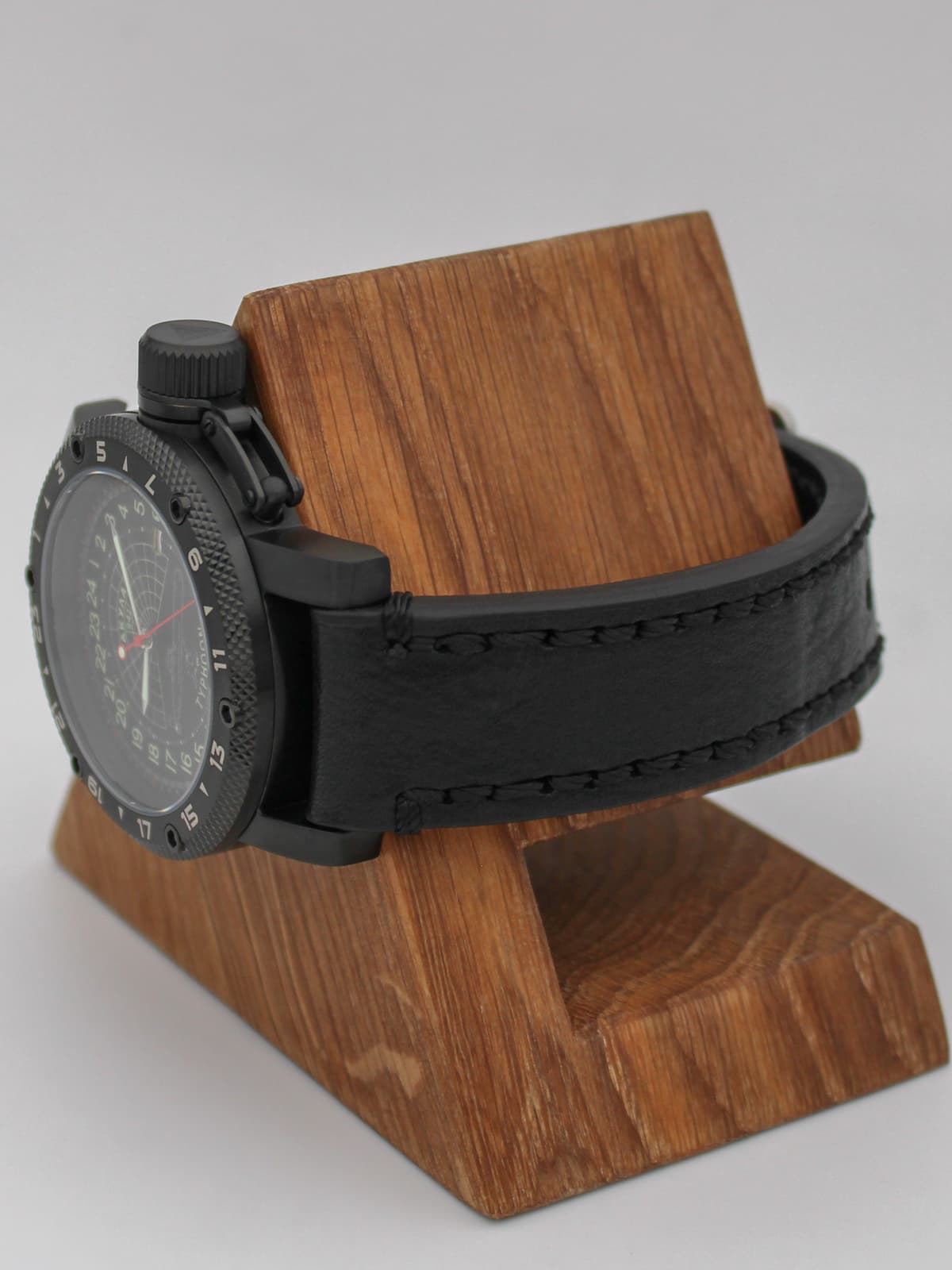 Часы 941 / Акула (Typhoon) кварцевые (Ronda 515.24H) Q147.145.01