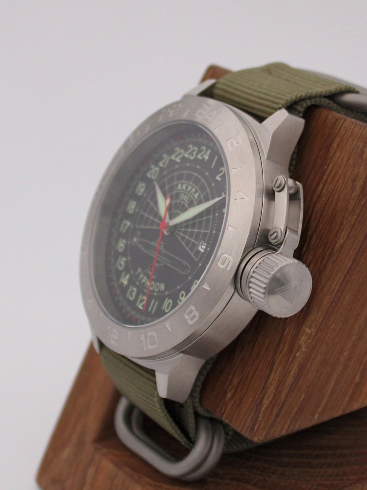 Часы 941 / Акула (Typhoon) кварцевые (Ronda 515.24H) Q52.145.21