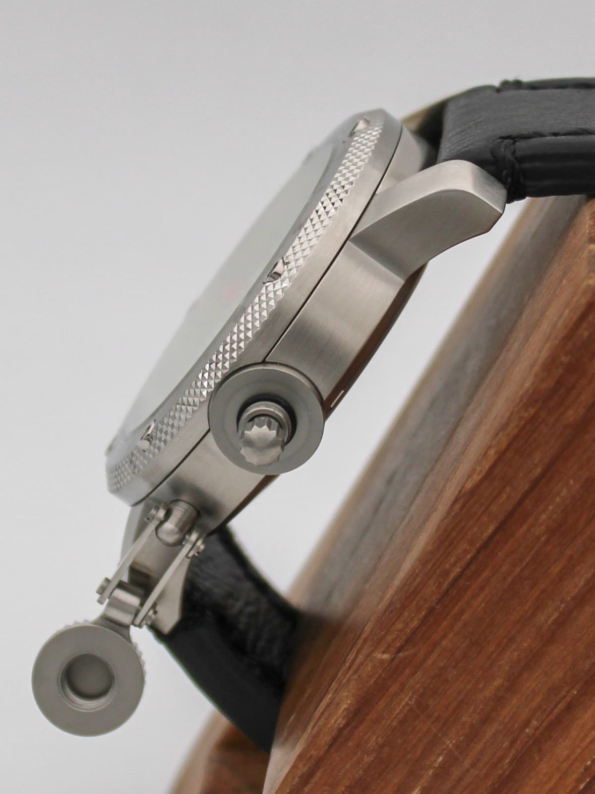 Часы 949А / Baton кварцевые (Ronda 515.24H) Q47.047.01