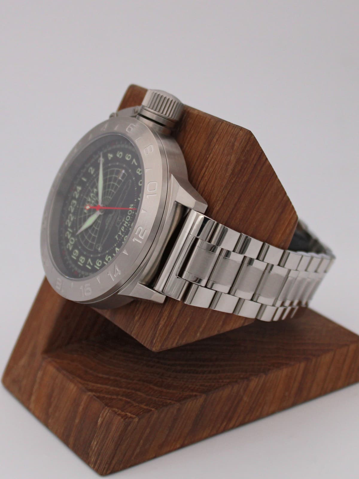 Часы 941 / Акула (Typhoon) кварцевые (Ronda 515.24H) Q52.145.2