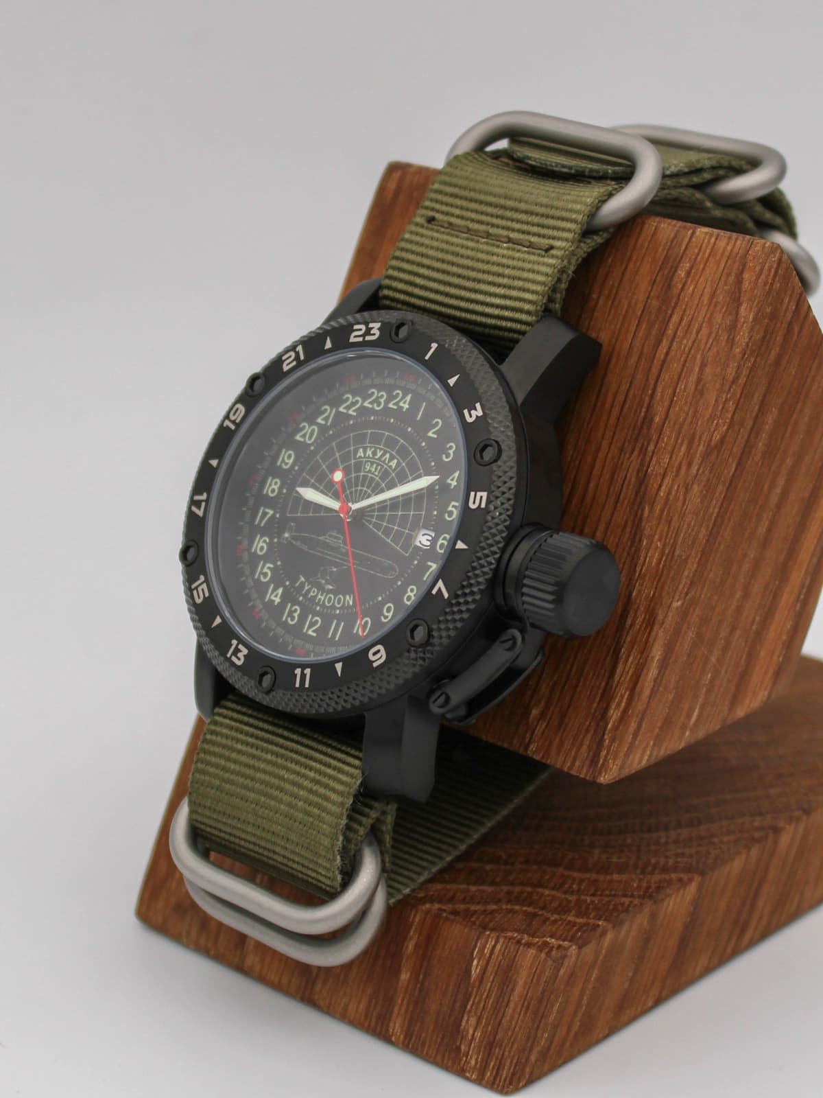 Часы 941 / Акула (Typhoon) кварцевые (Ronda 515.24H) Q147.145.21