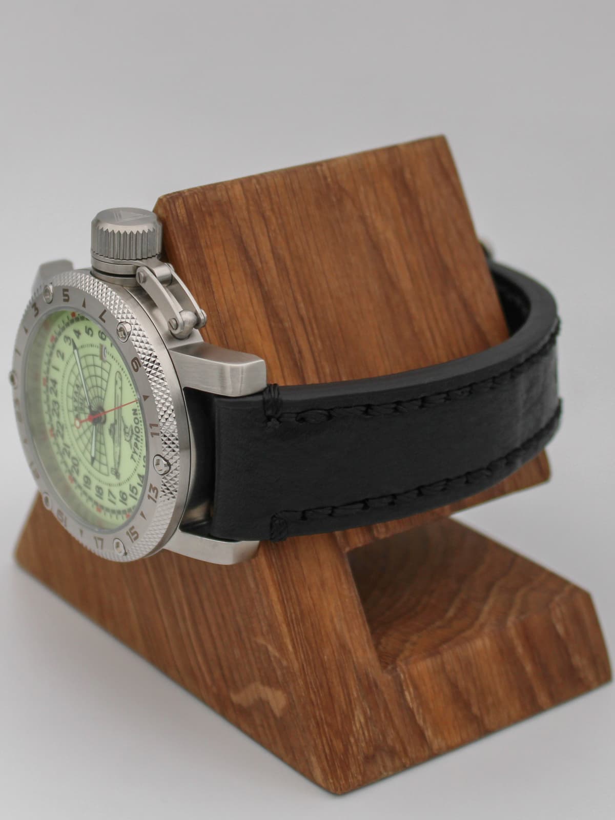 Часы 941 / Акула (Typhoon) кварцевые (Ronda 515.24H) Q47.147.01