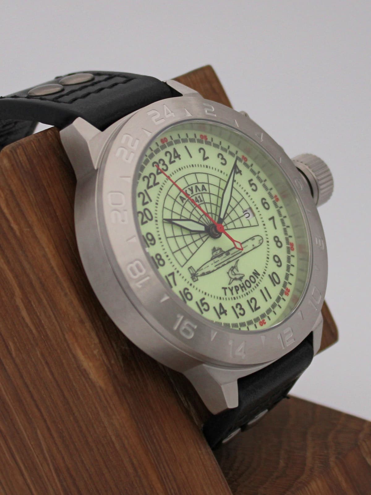 Часы 941 / Акула (Typhoon) кварцевые (Ronda 515.24H) Q52.147.01