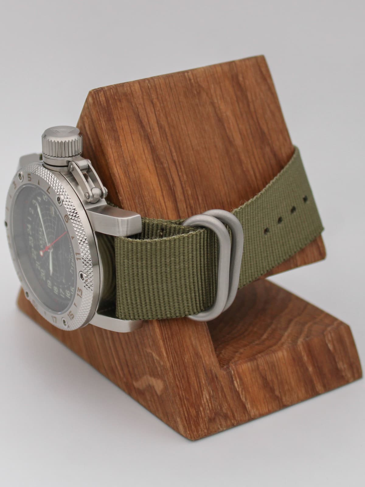 Часы 941 / Акула (Typhoon) кварцевые (Ronda 515.24H) Q47.145.21