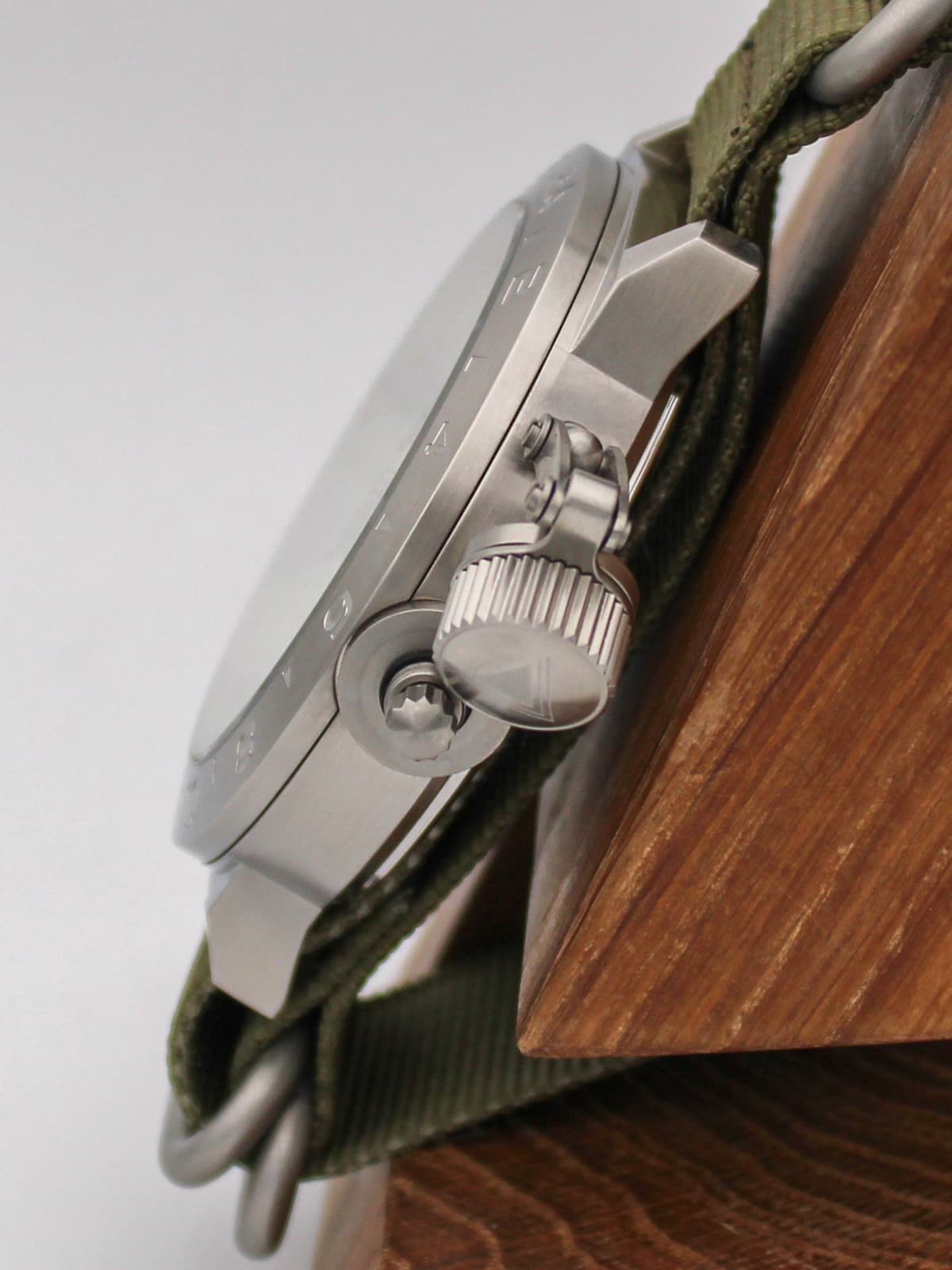 Часы 941 / Акула (Typhoon) кварцевые (Ronda 515.24H) Q52.145.21