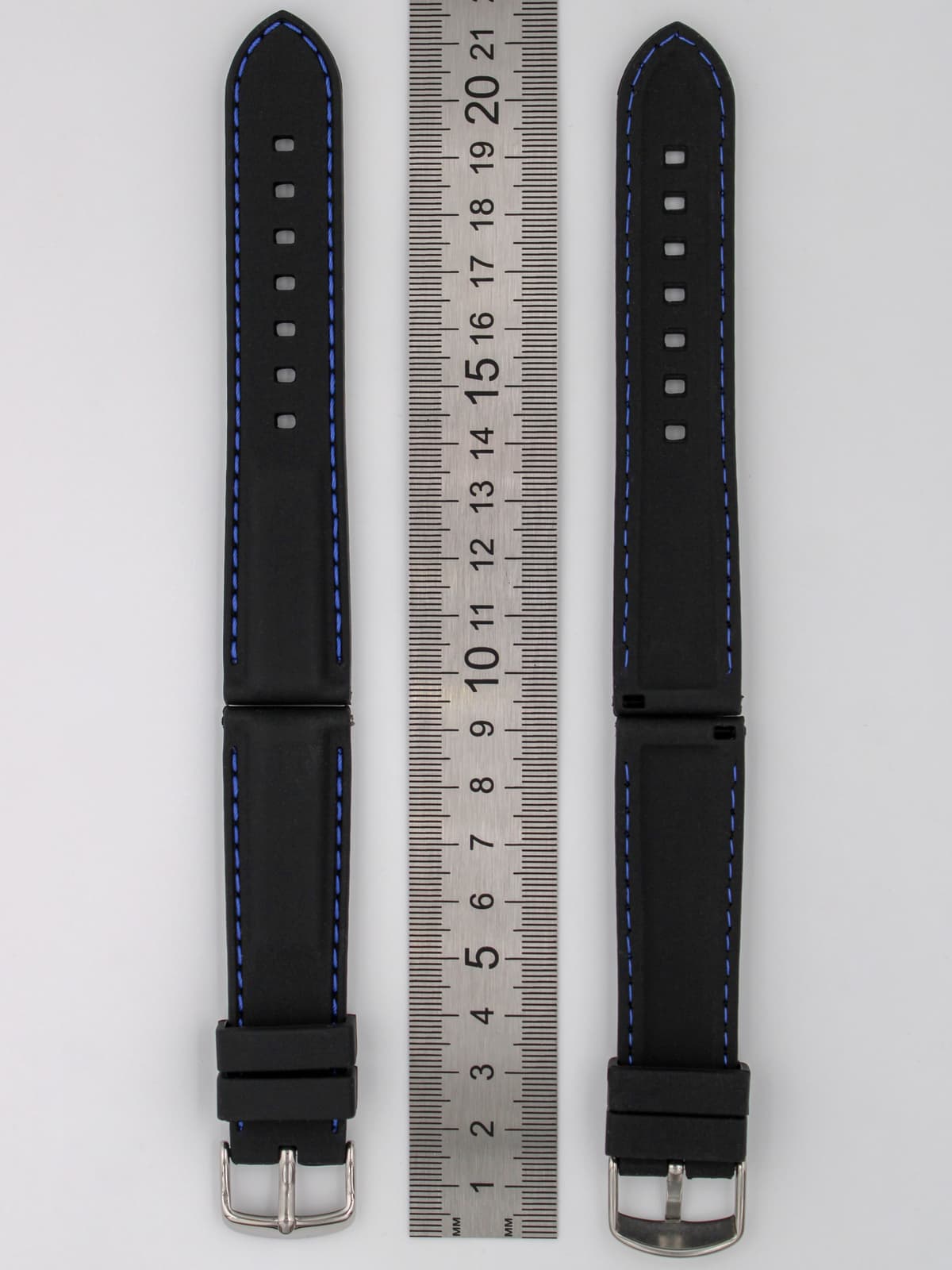 Ремешок для наручных часов силиконовый чёрный с синей строчкой 22 мм