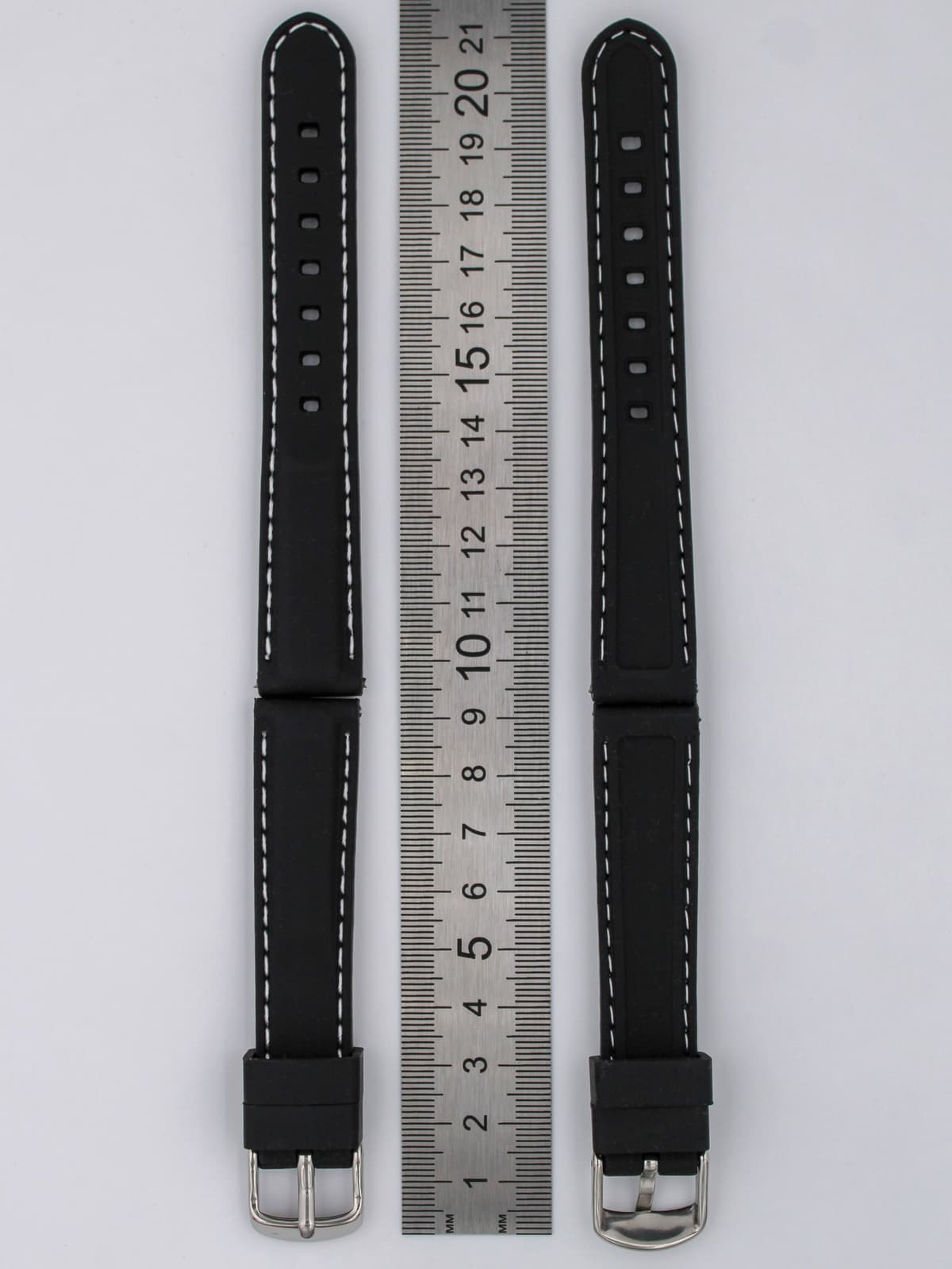 Ремешок для наручных часов силиконовый чёрный с белой строчкой 18 мм