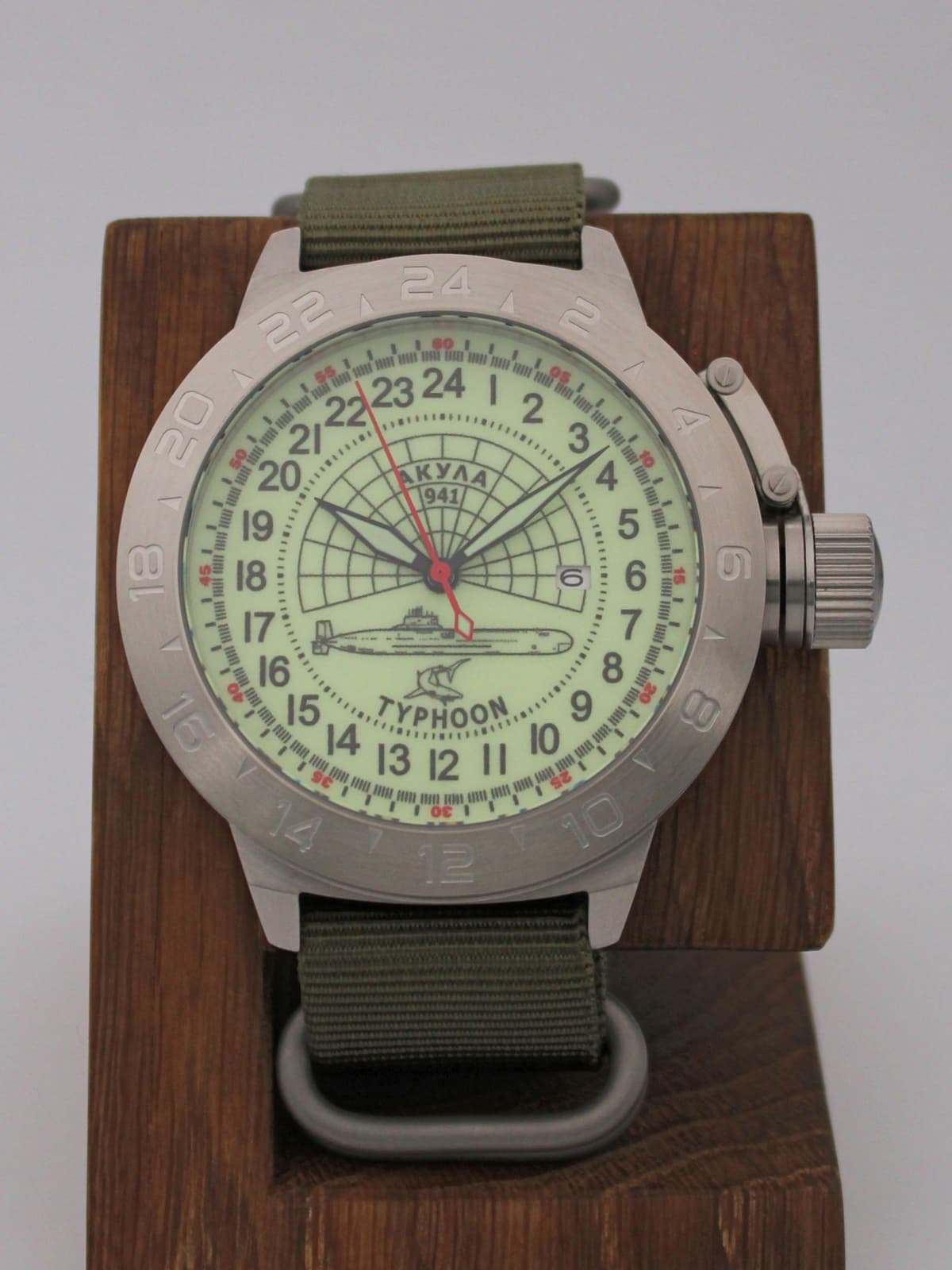 Часы 941 / Акула (Typhoon) кварцевые (Ronda 515.24H) Q52.147.21