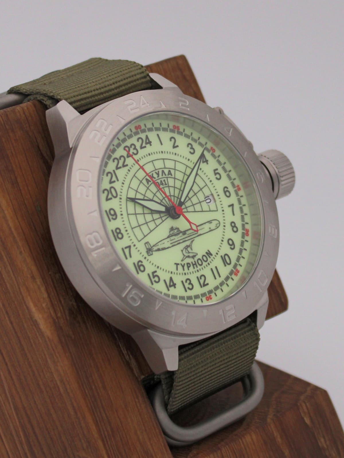 Часы 941 / Акула (Typhoon) кварцевые (Ronda 515.24H) Q52.147.21