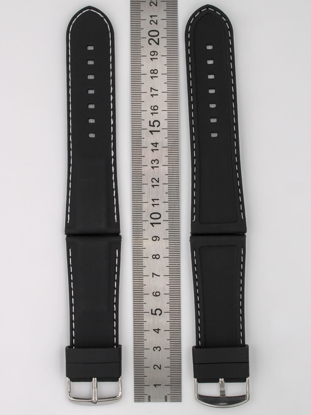 Ремешок для наручных часов силиконовый чёрный с белой строчкой 30 мм