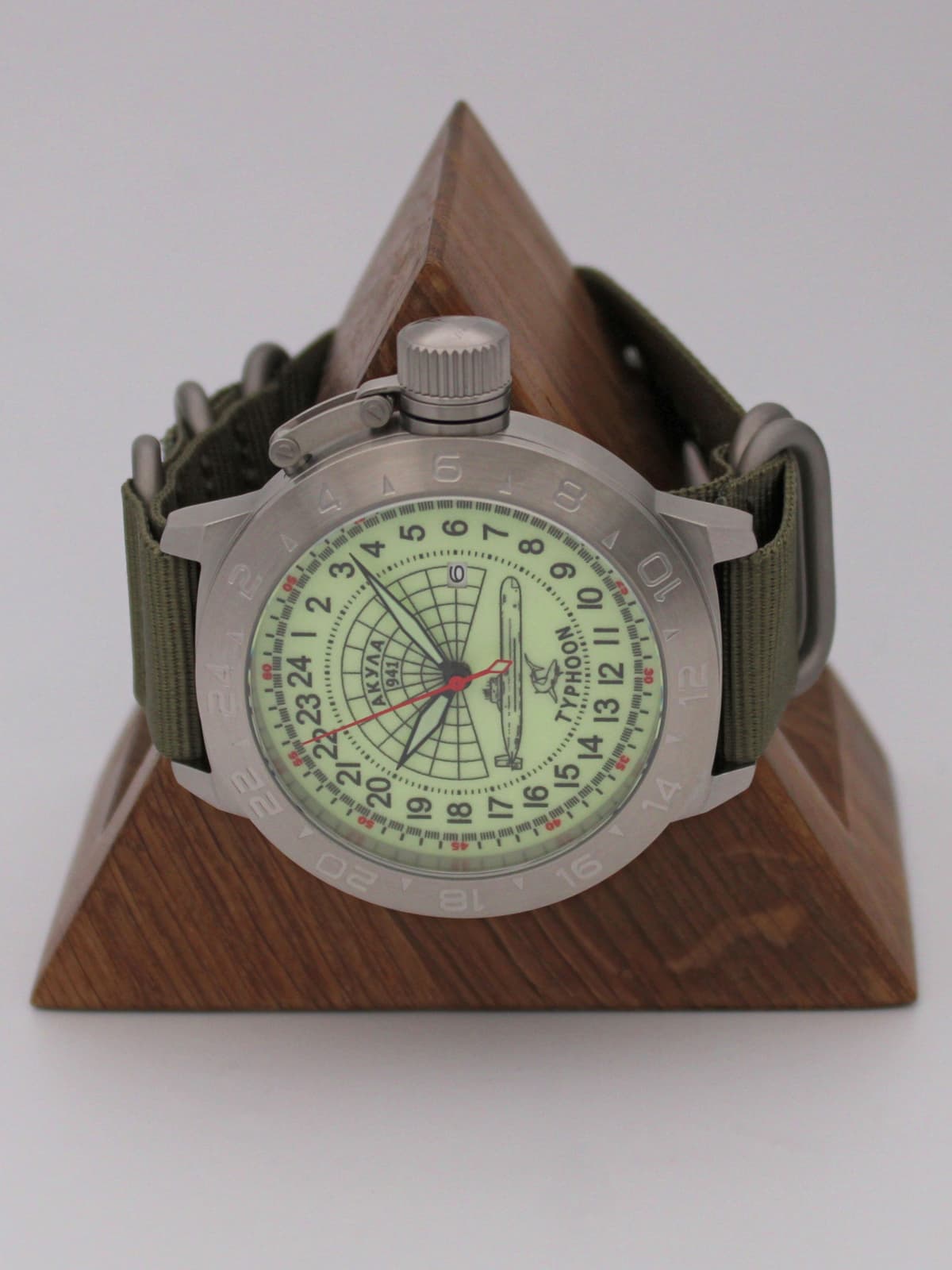 Часы 941 / Акула (Typhoon) кварцевые (Ronda 515.24H) Q52.147.21