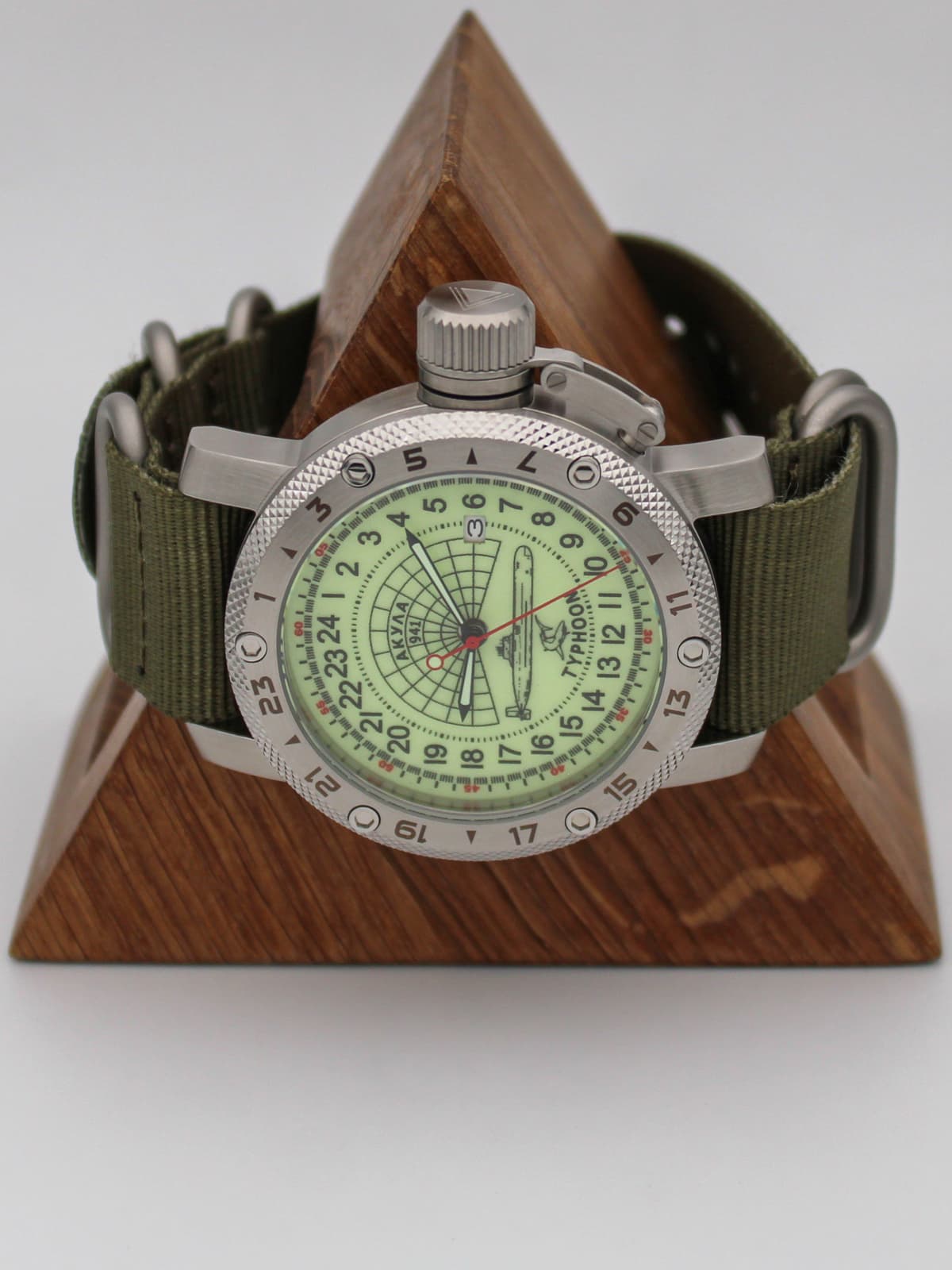 Часы 941 / Акула (Typhoon) кварцевые (Ronda 515.24H) Q47.147.21