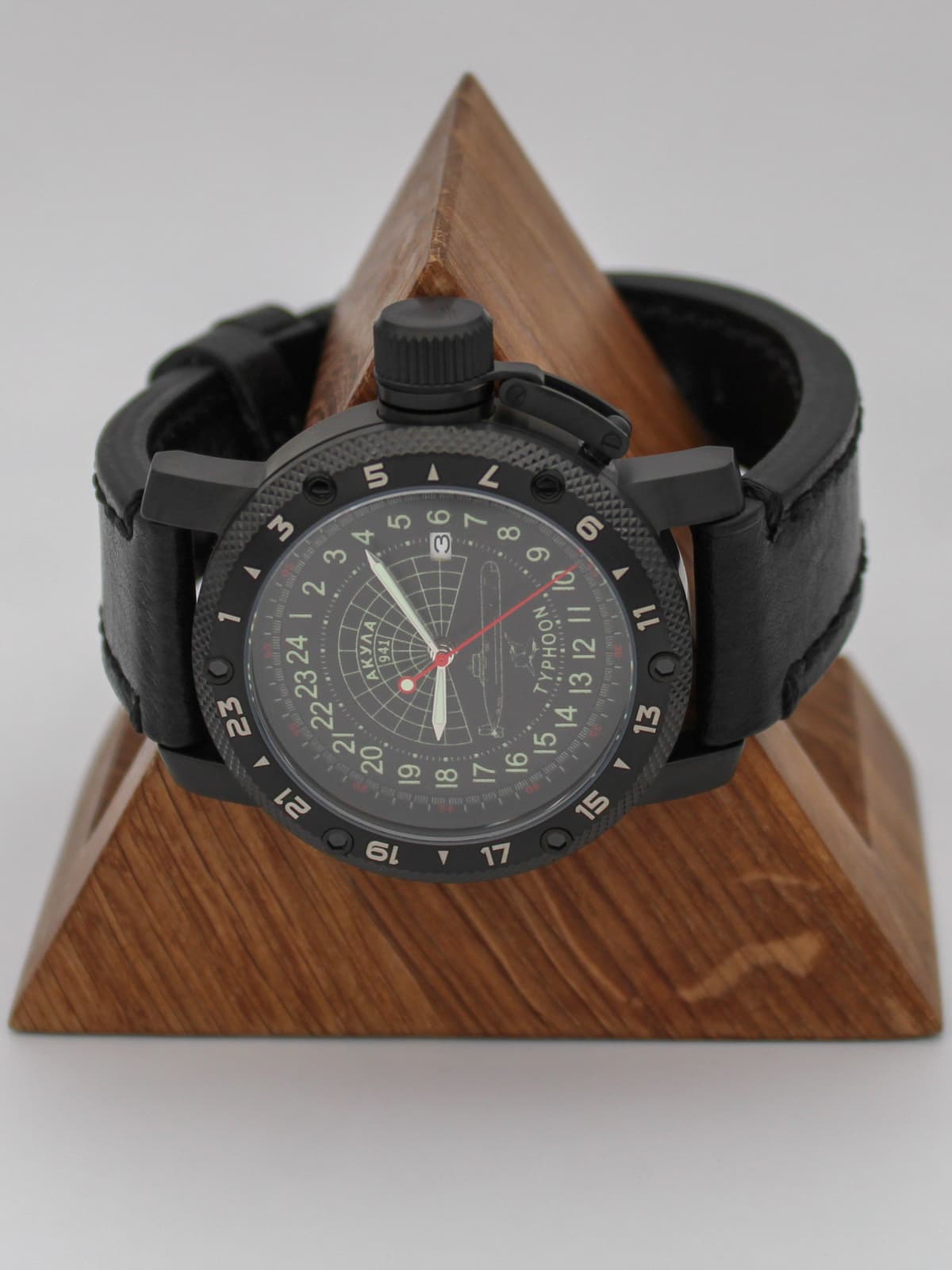 Часы 941 / Акула (Typhoon) кварцевые (Ronda 515.24H) Q147.145.01