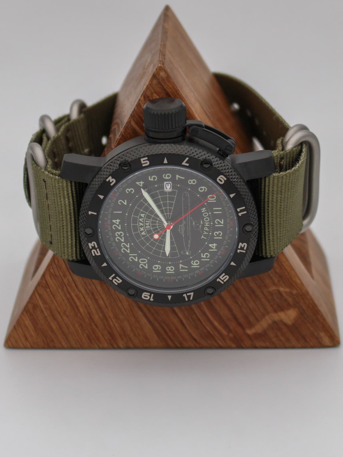 Часы 941 / Акула (Typhoon) кварцевые (Ronda 515.24H) Q147.145.21